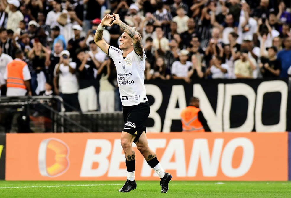 Corinthians x Botafogo-SP, comemoração do gol de Róger Guedes — Foto: Marcos Ribolli