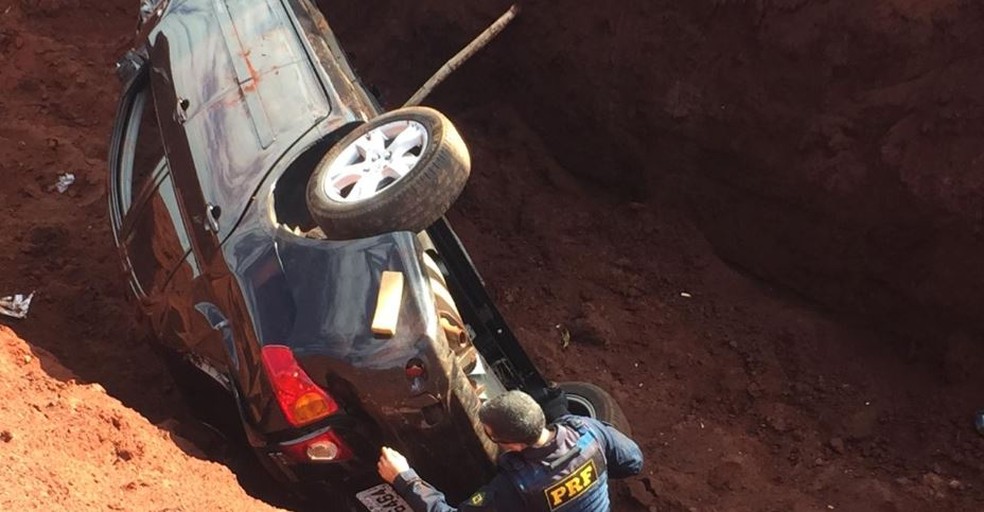 Motorista tentou fugir de uma blitz da Polícia Rodoviária Federal pois estava com o carro recheado de drogas.  — Foto: Alisson Negrini/Divulgação