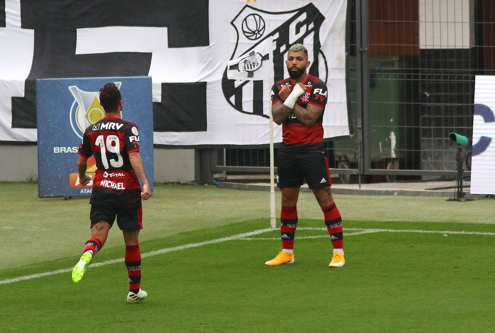 Gabigol comemora gol da vitória com homenagem a ator Chadwick Boseman — Foto: Maurício de Souza/ Diário do Litoral/ Estadão Conteúdo