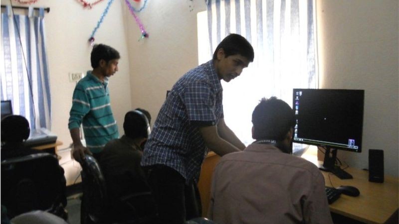 Srikanth trabalhando no Samanvai Computer Training Center para alunos com deficiências múltiplas (Foto: Srikanth Bolla via BBC News)