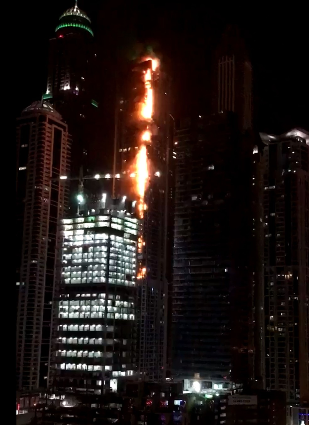Edifício Torch Tower pega fogo em Dubai (Foto: Reprodução/Twitter/Dalia Kaki)