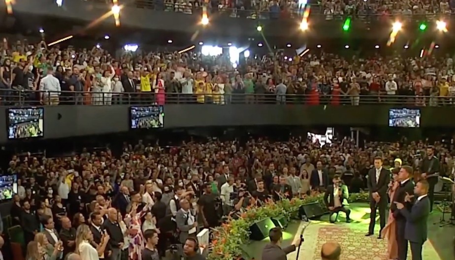 Bolsonaro e Michelle em culto na Igreja Batista da Lagoinha, em Belo Horizonte