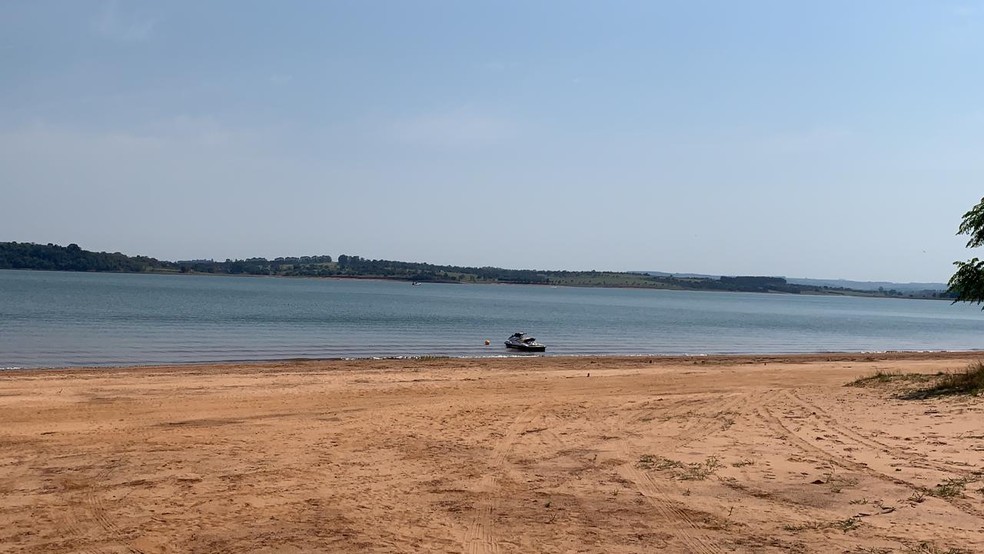 Barco virou na represa de Jurumirim, em Avaré — Foto: Beatriz Buosi/TV TEM