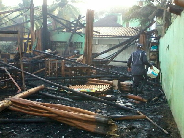 Lugar ficou destruído após o incêndio (Foto: Divulgação/Corpo de Bombeiros)
