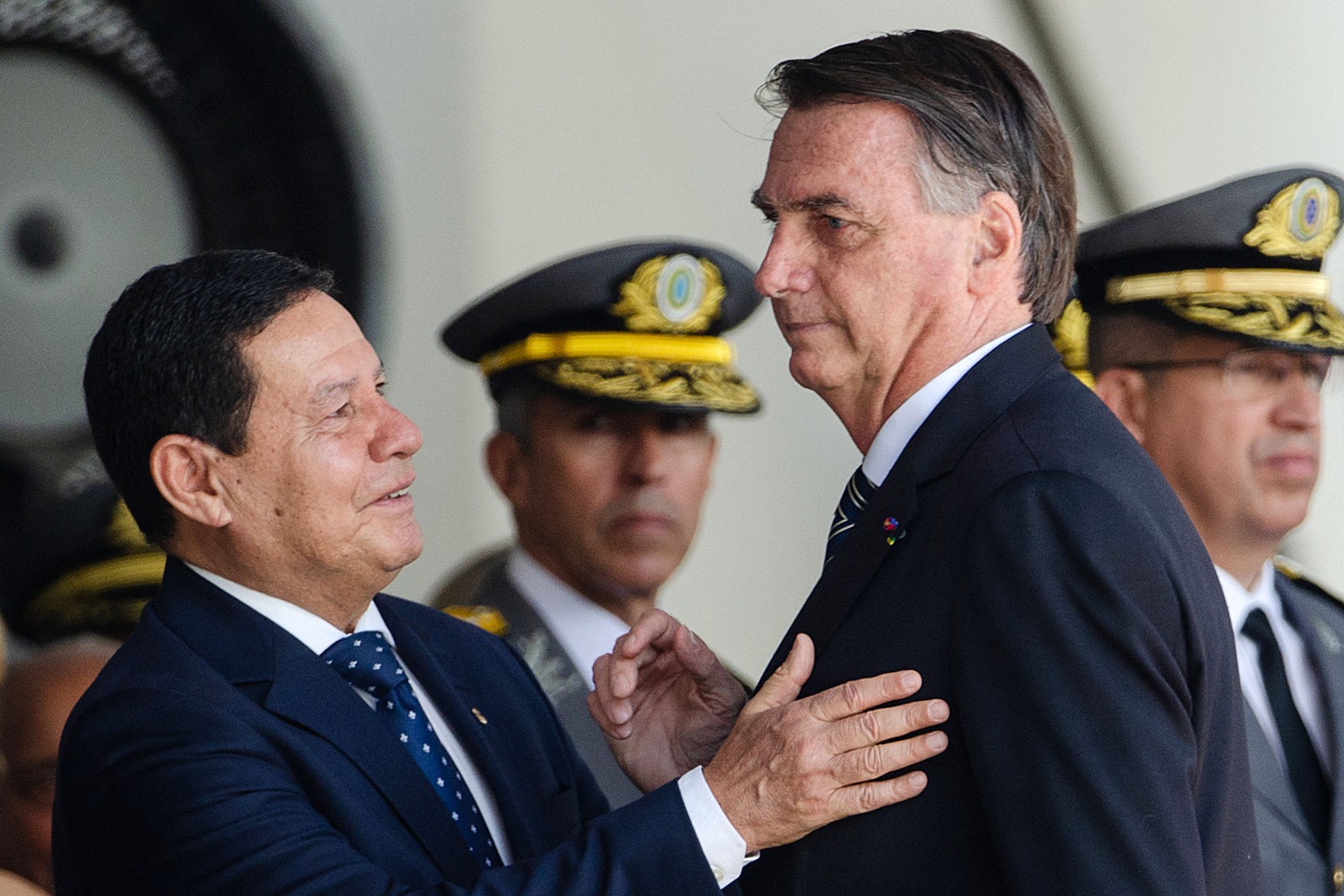 Na agenda, Bolsonaro se encontrou com o vice-presidente Hamilton Mourão — Foto: Tércio Teixeira/AFP