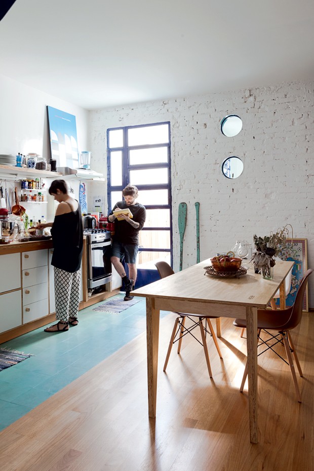 A cozinha é o grande playground do casal e a parte mais frequentada do apartamento. Elez fizeram uma granola superespecial no dia das fotos (Foto: Lufe Gomes/Life by Lufe)