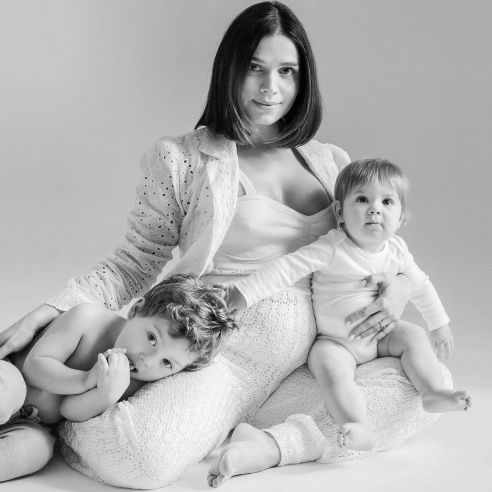 Sabrina Petraglia com Gael e Maya, e à espera do terceiro filho — Foto: Divulgação/Babuska Fotografia