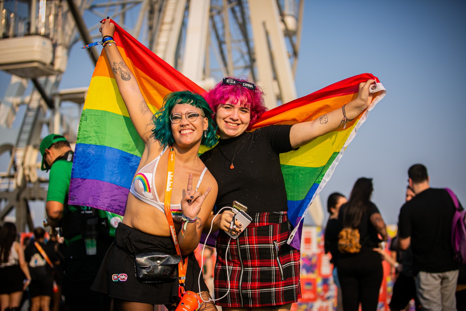  A filósofa Lena, de 23 anos, e a estudante Vitória Regina, de 17 anos, trouxeram uma bandeira LGBTQIAPN+ para o Rock in Rio — Foto: Rebecca Maria/Agência O Globo