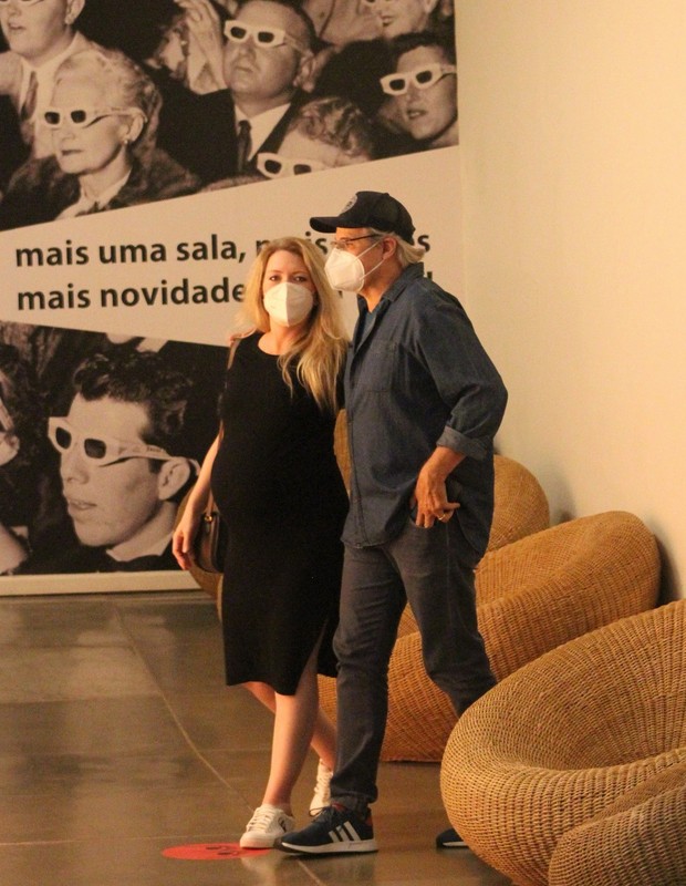 Grávida, Karin Roepke passeia com o marido, Edson Celulari, no Rio (Foto: Adão/AgNews)