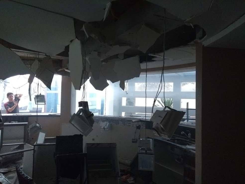 Explosão destrói parcialmente salão de festas de prédio em Balneário Camboriú nesta segunda-feira (3) (Foto: Corpo de Bombeiros/Divulgação)