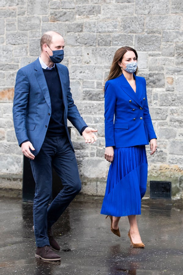 EDINBURGH, SCOTLAND - MAY 24:  Prince William, Duke of Cambridge and Catherine, Duchess of Cambridge arrive to help prepare meals with representatives of Sikh Sanjog, a Sikh community group, which will be distributed to vulnerable families across Edinburg (Foto: Getty Images)