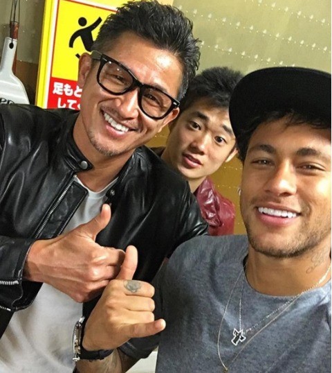 Neymar com o ex-jogador Kazu