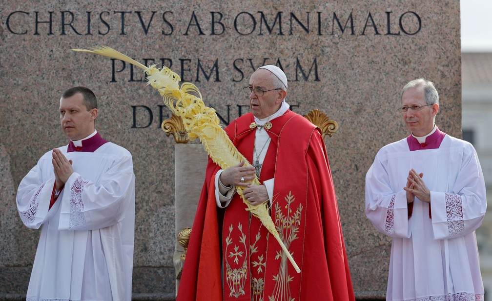 Papa Francisco celebra a Missa do Domingo de Ramos na Praça São Pedro, no Vaticano — Foto: Gregorio Borgia/ AP