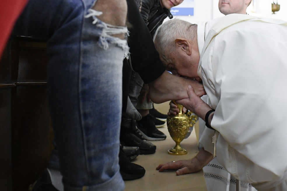 Papa beija os pés de menor infrator em Roma, em 6 de abril de 2023 — Foto: Divulgação/Vaticano