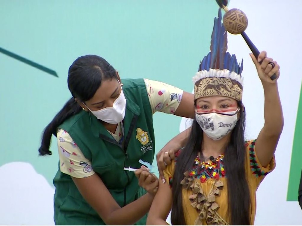 Vanda Ortega, enfermeira indígena, é a primeira pessoa vacinada contra Covid no Amazonas. — Foto: Rede Amazônica