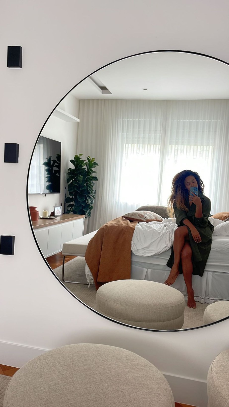 Ao acordar, atriz Sheron Menezzes exibe beleza natural em foto na cama