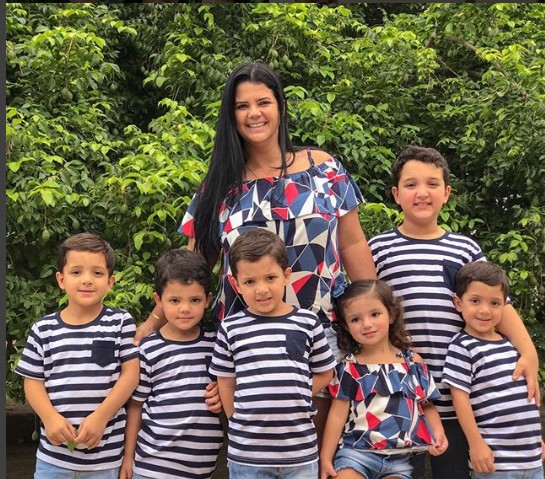 Layane Cedraz com os seis filhos (Foto: Reprodução Instagram)