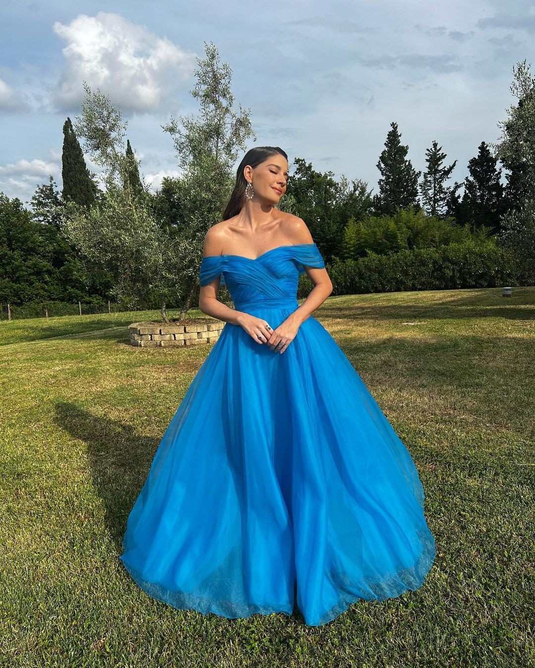 Luma Costa elegeu um vestido azul tomara que caia (Foto: Reprodução/Instagram)