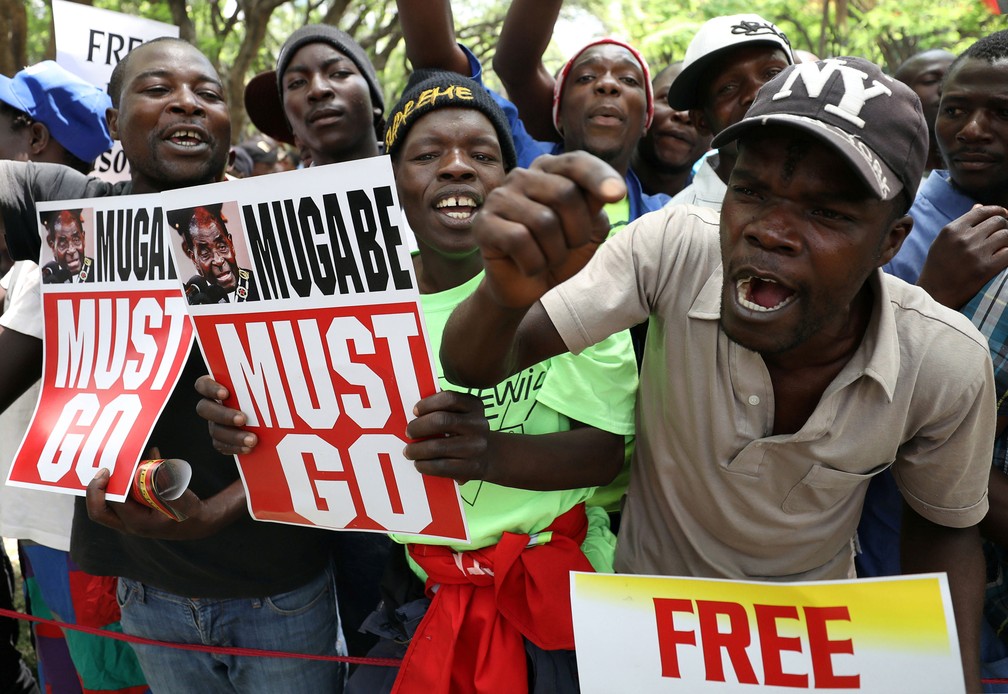 Manifestantes protestam contra o presidente do Zimbábue, Robert Mugabe — Foto: Mike Hutchings/ Reuters