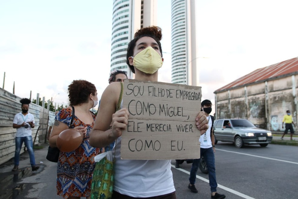 Manifestantes seguiram em caminhada em 12 de junho para pedir justiça para o caso do menino Miguel, que morreu ao cair de prédio, no Recife — Foto: Marlon Costa/Pernambuco Press