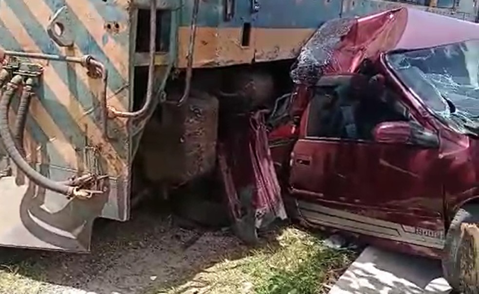 Carro é atingido por trem na Região Metropolitana de Salvador. O veículo ficou destruído — Foto: Redes Sociais