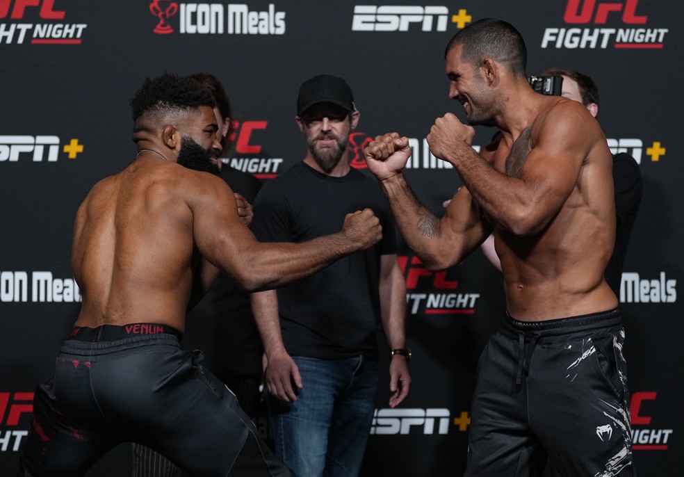 Chris Curtis chegou se rastejando para encarada com Rodolfo Vieira e os dois deram risada da situação — Foto: Jeff Bottari/Zuffa LLC