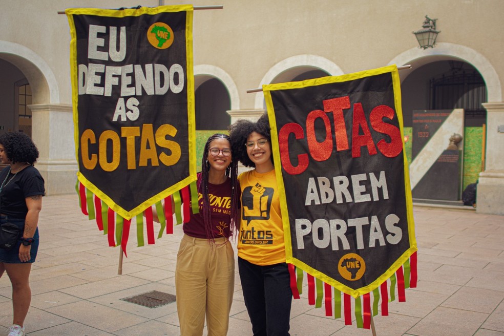 Letícia Chagas e Letícia Lé participam de manifestação pró-cotas — Foto: Arquivo pessoal