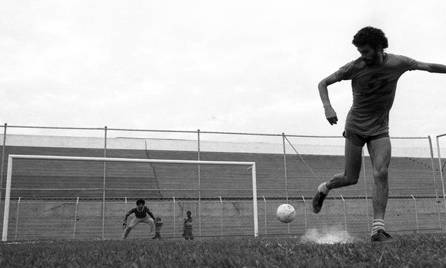 Sócrates chutando a bola de calcanhar durante reino no Corinthians, em 1981