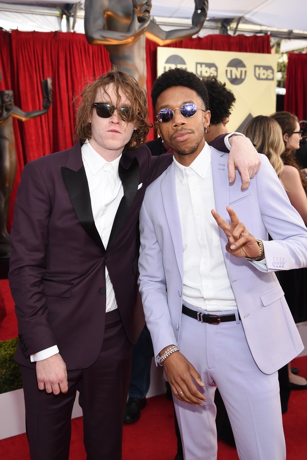 LOS ANGELES, CA - JANUARY 21:  Actors Caleb Landry Jones (L) and Darrell Britt-Gibson attend the 24th Annual Screen Actors Guild Awards at The Shrine Auditorium on January 21, 2018 in Los Angeles, California. 27522_009  (Photo by Dimitrios Kambouris/Getty (Foto: Getty Images for Turner Image)