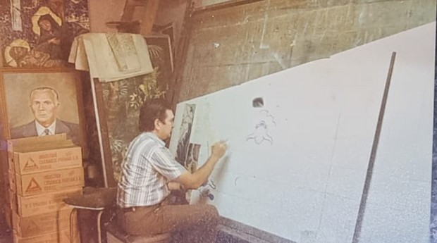 Rerardo Martin Sarasá, fundador da empresa de restauro, trabalhando em uma peça do Cruzeiro Quinhentista, monumento em Cubatão (SP) (Foto: Divulgação)