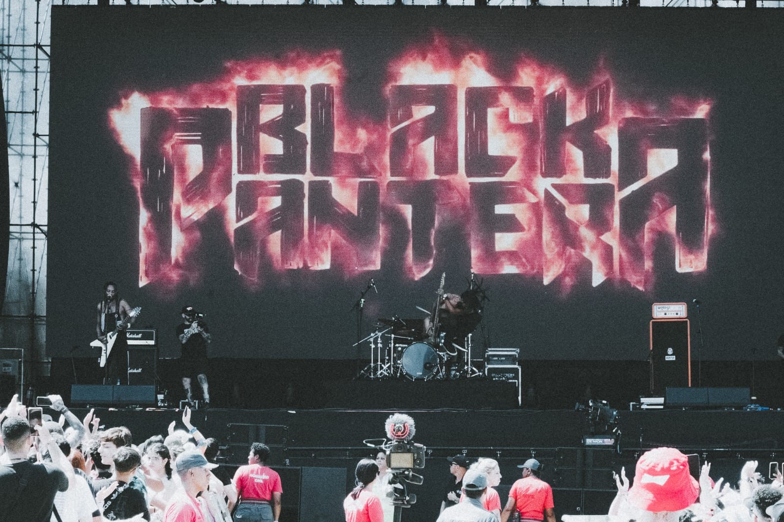 'Fogo nos racistas e nos escravagistas': Black Pantera conta emoção de show-manifesto no Lollapalooza 2023