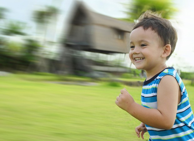 menino; correndo; parque (Foto: Shutterstock)