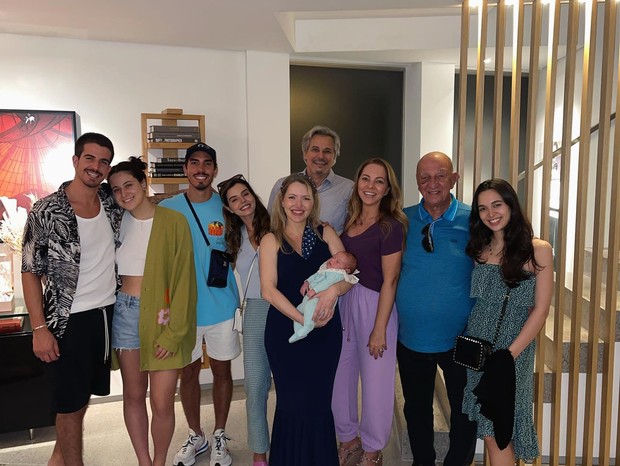 Sophia Raia e Enzo Celulari visitam Chiara, filha de Edson Celulari e Karin Roepke, ao lado de Giovanna Lancellotti e Gabriel David (Foto: Reprodução/Instagram)
