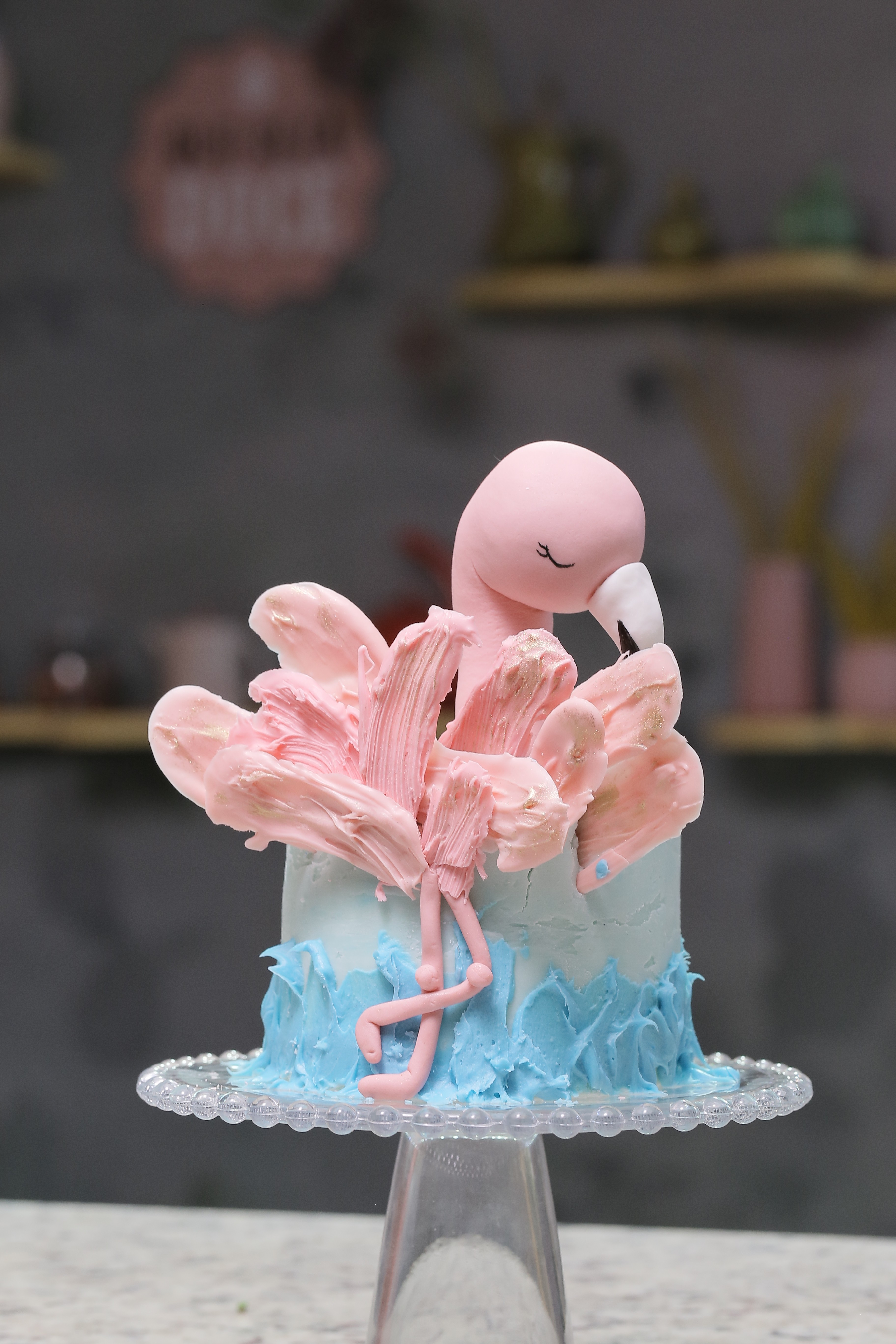 bolo brushstroke com decoração de flamingo (Foto: Divulgação)