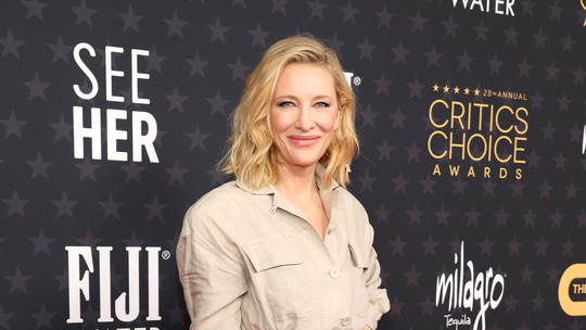 Cate Blanchett mostra como atualizar o look de gala no Critics Choice Awards 2023