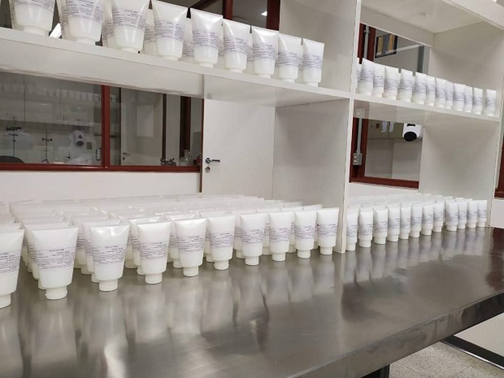 Álcool em gel produzidos pela Farmácia Escola da Universidade de Brasília  — Foto: UnB/Divulgação