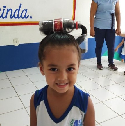 Cabelo Coca Cola: alunos usam criatividade em dia de aula no Colégio Primeiro de Janeiro — Foto: Reprodução