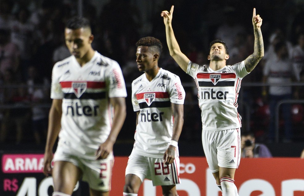 Alexandre Pato comemora gol pelo São Paulo contra o Santos: último jogo do atacante foi no dia 10 de agosto — Foto: Marcos Ribolli