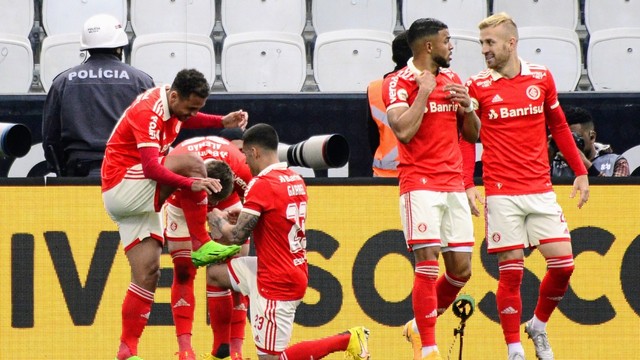 Gabriel lustra a chuteira do meia Alan Patrick após gol do Inter