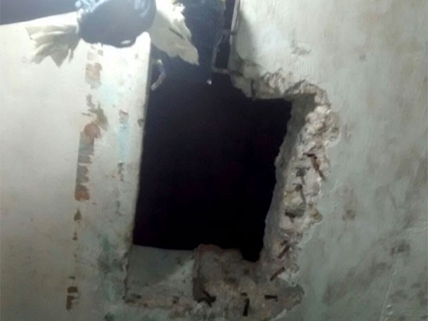 Buraco foi encontrado no teto da cela 6 do Pavilhão A (Foto: Divulgação/Polícia Militar)