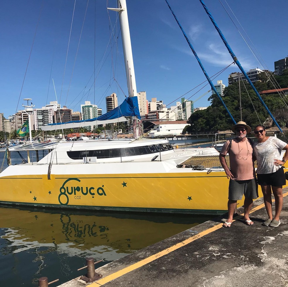 Guta Favarato e Fausto Pignaton, antigos donos do veleiro Guruçá Cat, postaram em março de 2020 nas redes sociais foto ao lado do barco para anunciar venda — Foto: Reprodução/Facebook