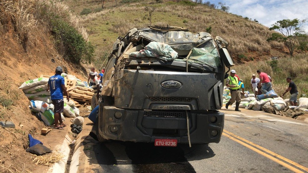 Caminhão teve a cabine completamente destruída — Foto: Polícia Militar/Divulgação