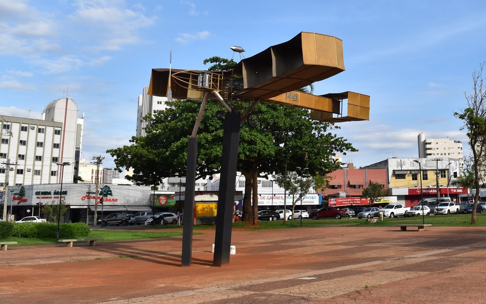 Praça do Avião, no Setor Aeroporto, ocupa área onde era o antigo aeroporto de Goiânia — Foto: Vanessa  Chaves/ G1