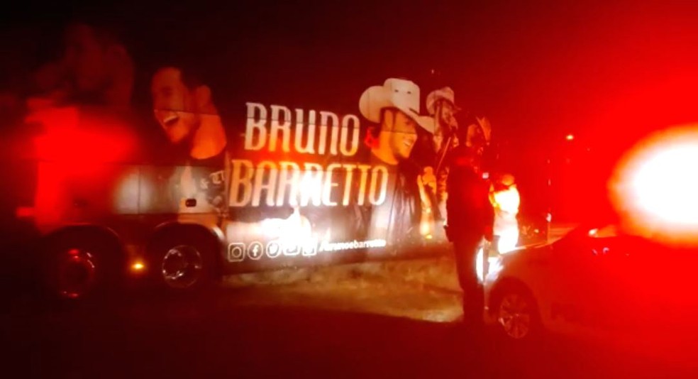 Ônibus da dupla Bruno & Barretto se envolve em acidente em Campinas — Foto: Paulo Bernardino