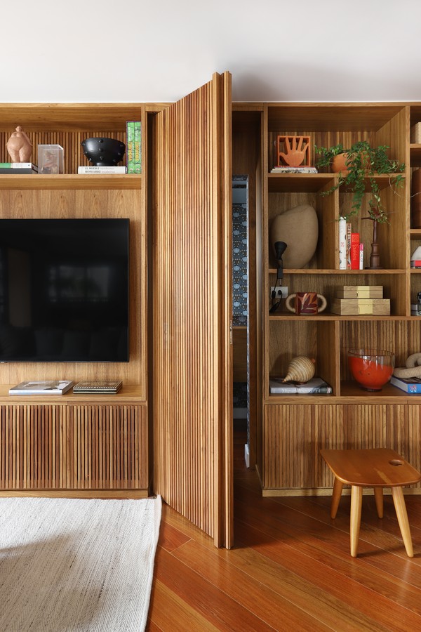 Apartamento de 206 m² é decorado com painéis de madeira e possui cozinha de estilo clássico (Foto: Mariana Orsi)