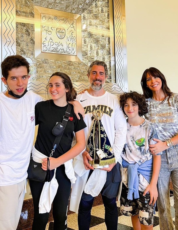 Marcos Mion e Suzana Gullo entre os filhos Romeo, Donatella e Stefano (Foto: Reprodução/Instagram)
