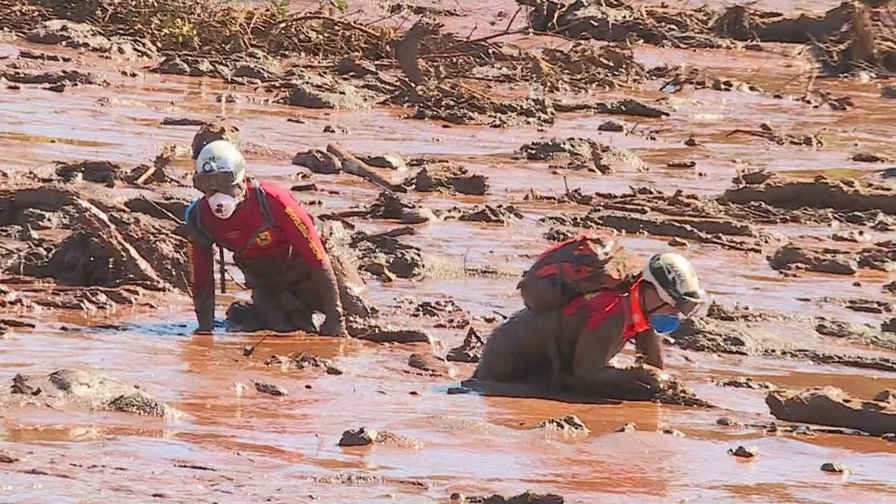 Chegada do perÃ­odo chuvoso pode deixar a lama mais fluida e complicar o trabalho dos bombeiros â Foto: ReproduÃ§Ã£o/TV Globo