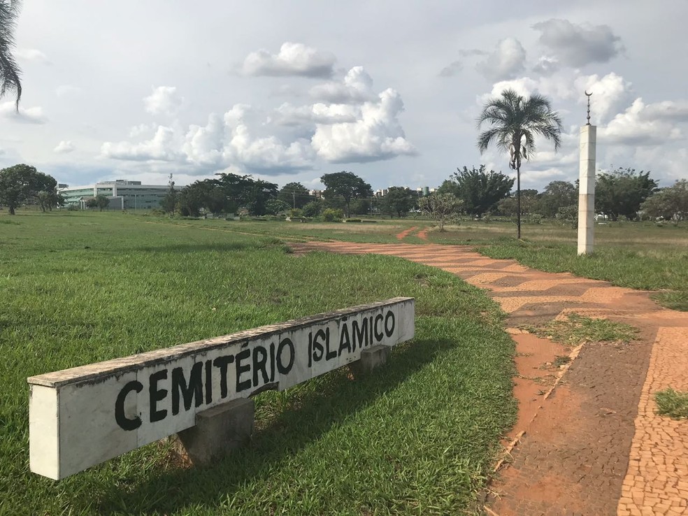 Área especial dedicada a muçulmanos no cemitério Campo da Esperança, em Brasília — Foto: Marília Marques/G1