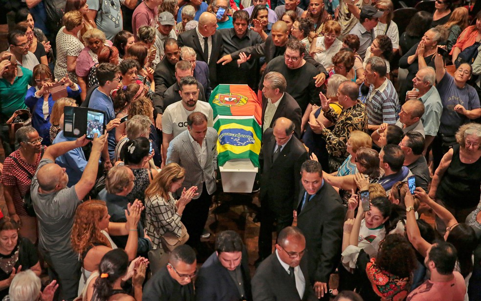 Corpo de Roberto Leal é levado para cemitério após velório em SP — Foto: Suamy Beydoun/Agif/Estadão Conteúdo