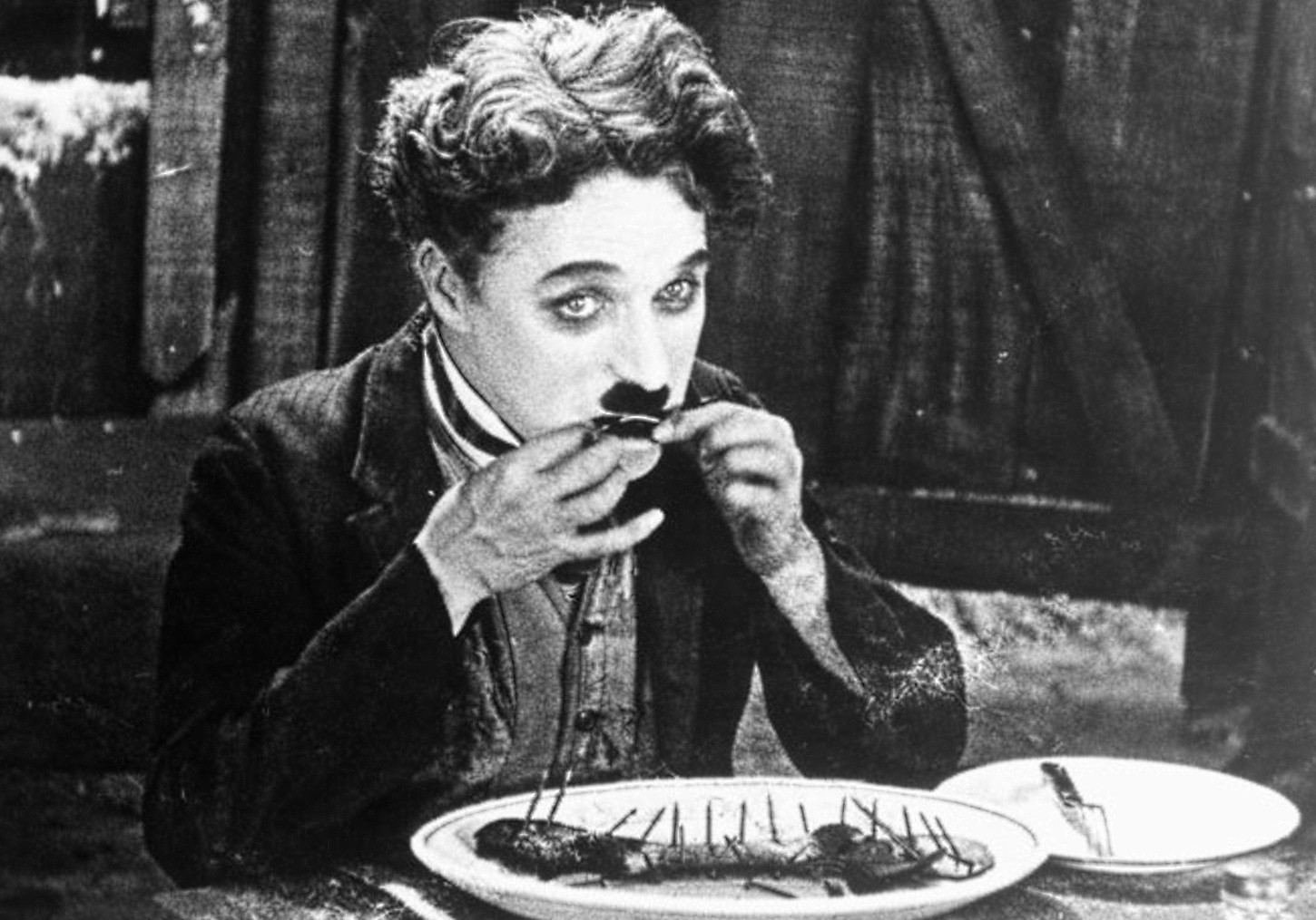 Após o pai morrer e a mãe ter um colapso nervoso, o mito Charlie Chaplin (1889-1977) foi viver pelas ruas de Londres. (Foto: Domínio Público)